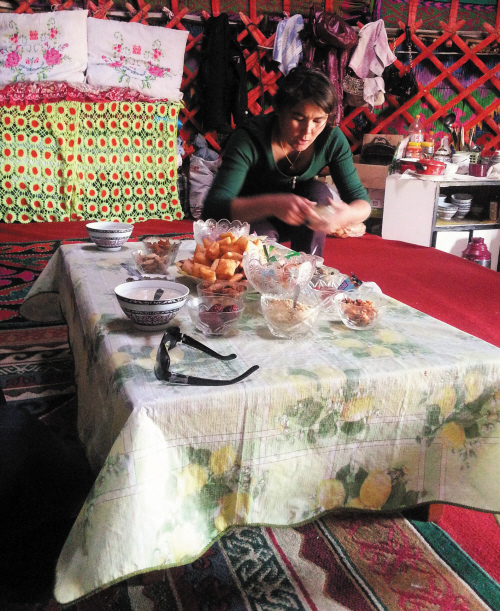 古丽哈孜大妈看上去很年轻，其实她都快70岁了。她亲手为我们做了香甜奶茶和“包尔萨克”点心。