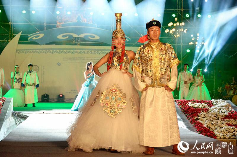 蒙古族新婚服饰