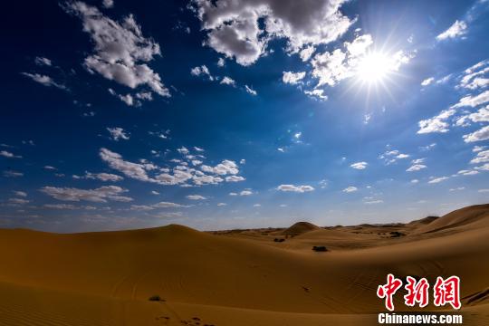 内蒙古“沙里淘金”沙漠旅游现热潮