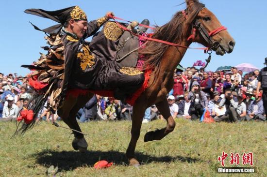 新疆哈萨克族骑手喀拉峻草原展示马上绝技