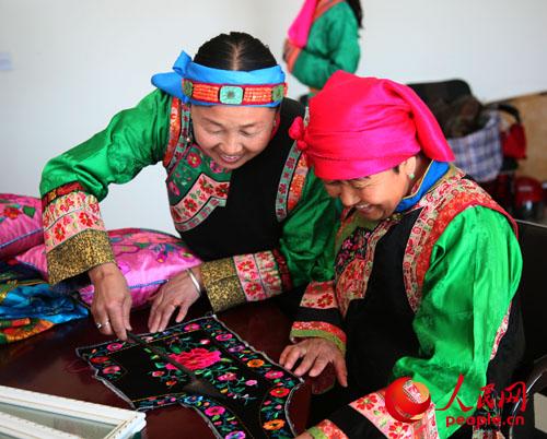 蒙古族刺绣工艺品