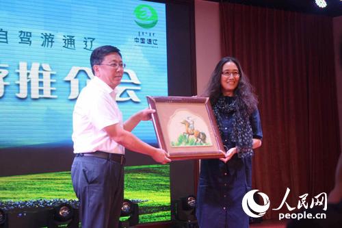 通辽市旅游局向保定市旅游委赠送旅游纪念品