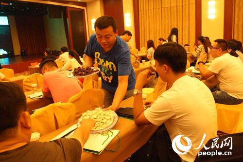 与会嘉宾品尝通辽特色美食
