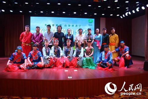 部分领导与演职人员合影