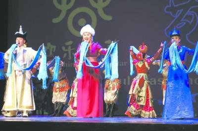 中国侨网内蒙古艺术团在阿尔及利亚进行“欢乐春节”专场演出。