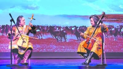 中国侨网内蒙古艺术团在美国演奏马头琴。