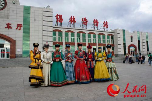 身着蒙古族特色服饰迎接首发团的游客