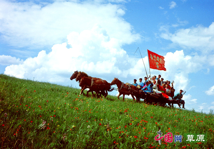 1957年,乌兰牧骑诞生於内蒙古牧区
