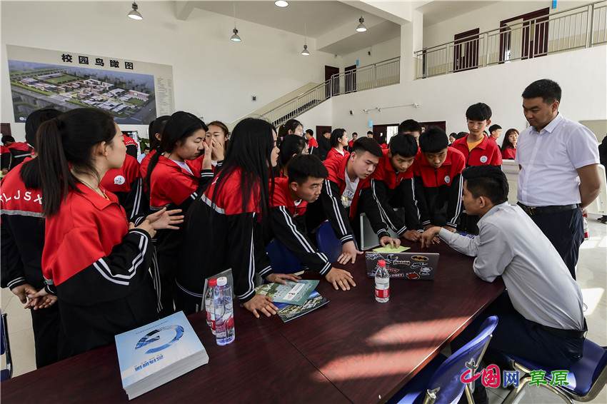 通辽市工业职业学校积极搭建平台 全力做好学生实习就业工作