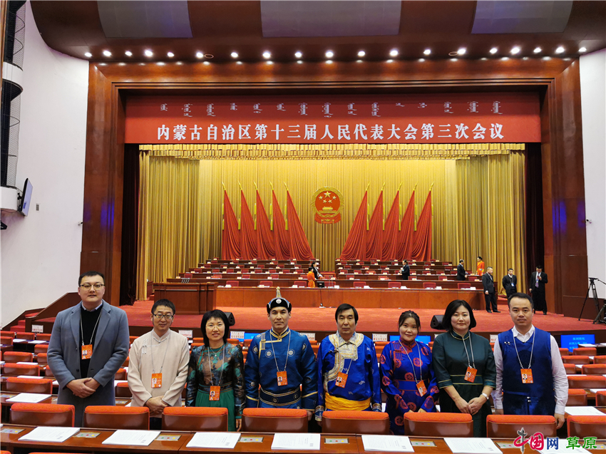 内蒙古自治区政协十二届三次会议翻译组承担着"两会"蒙古语文翻译任务