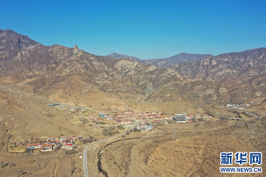 任建成居住的卓资县旗下营镇油房营村(11月4日摄,无人机照片)