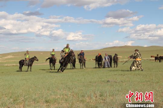 图为黑马联防队队员们正在进行训练。　于立平　摄