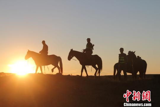 图为黑马联防队队员们正在暮色下巡边。　于立平 摄
