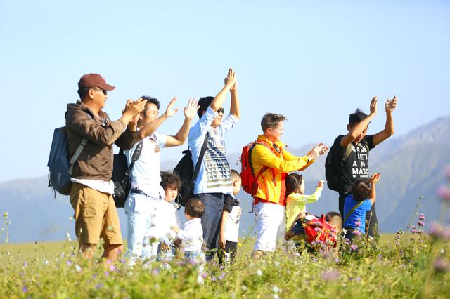 《爸爸3》本周伊利牧场 老爸萌娃上演草原赛跑选房大战