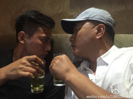 胡军刘烨约酒照