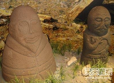 新疆草原上奇异石头人 至今竟无人可解
