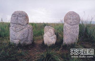 新疆草原上奇异石头人 至今竟无人可解
