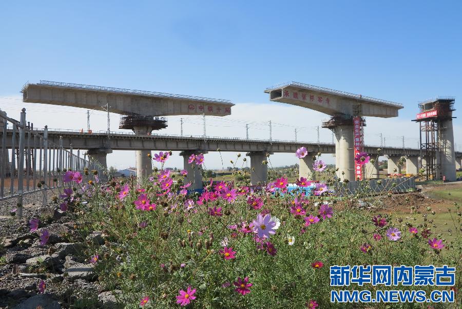 （经济）（3）内蒙古首条高铁呼张客专兴和特大桥转体合龙