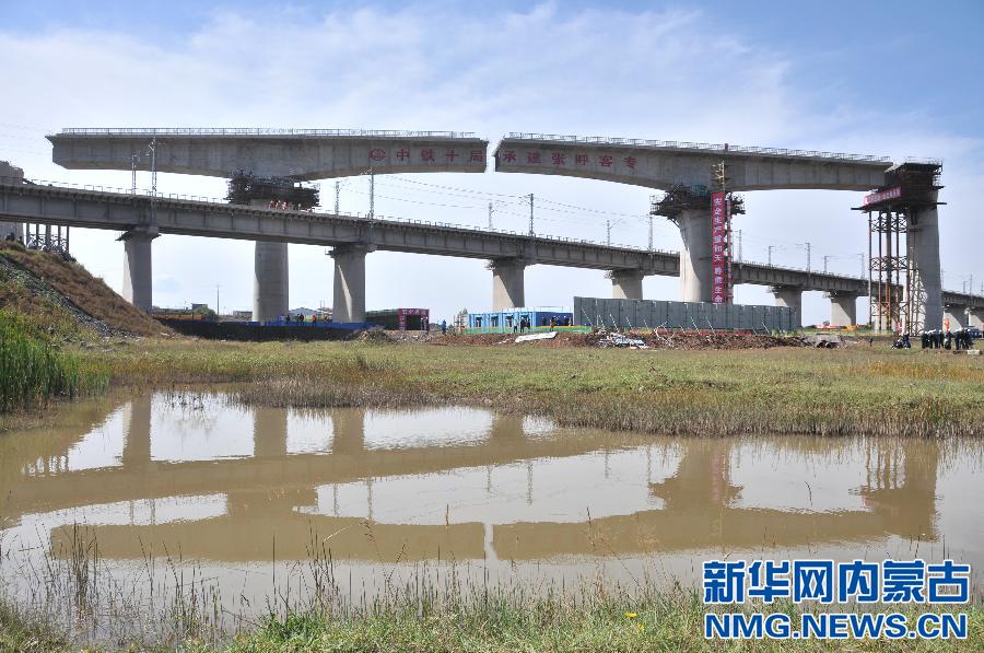 （经济）（2）内蒙古首条高铁呼张客专兴和特大桥转体合龙