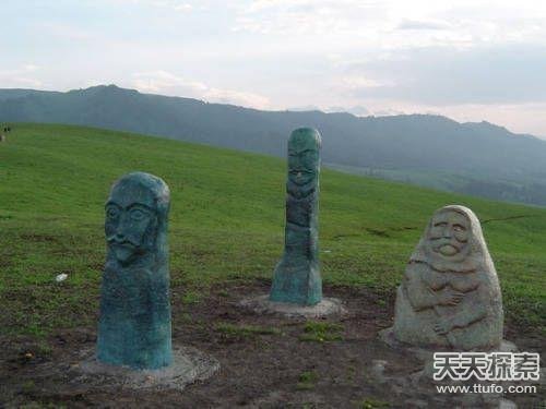 新疆草原上奇异石头人 至今竟无人可解