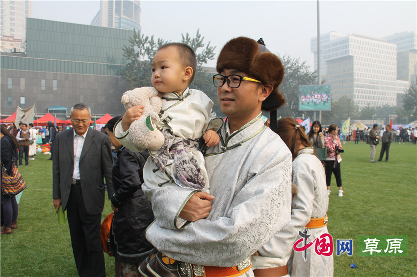 第35届北京那达慕开幕：都市草原人欢聚的一场炫目民族盛宴（记者 王金梅）