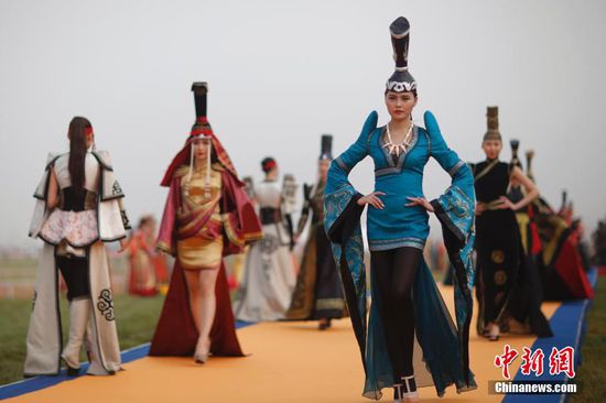 10月23日，首届中国-蒙古国博览会在呼和塔拉会场举行了盛大的迎宾礼。迎宾礼上表演了精彩的节目，其中包括马术表演、马头琴演奏、蒙古民族服装服饰表演。当日，首届中国-蒙古国博览会在呼和浩特开幕，博览会以全面推进中蒙双方政治、经济、教育、卫生、文化等领域交流合作为目标，打造促进中蒙乃至东北亚及全球贸易投资、旅游和文化交流合作平台。中新社记者