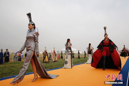 10月23日，首届中国-蒙古国博览会在呼和塔拉会场举行了盛大的迎宾礼。迎宾礼上表演了精彩的节目，其中包括马术表演、马头琴演奏、蒙古民族服装服饰表演。当日，首届中国-蒙古国博览会在呼和浩特开幕，博览会以全面推进中蒙双方政治、经济、教育、卫生、文化等领域交流合作为目标，打造促进中蒙乃至东北亚及全球贸易投资、旅游和文化交流合作平台。中新社记者