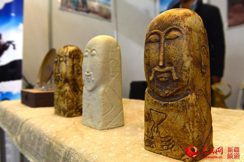 新疆伊犁特克斯县展位所展示的草原石人摆件。李晓啸 摄