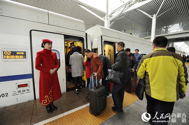 动姐认真服务旅客