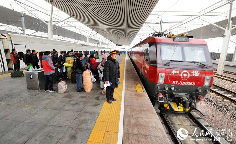 组织旅客迎接列车进站