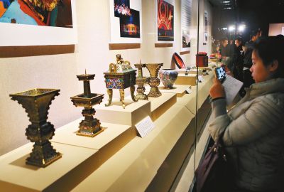 游客在参观展出的清代掐丝珐琅五供器