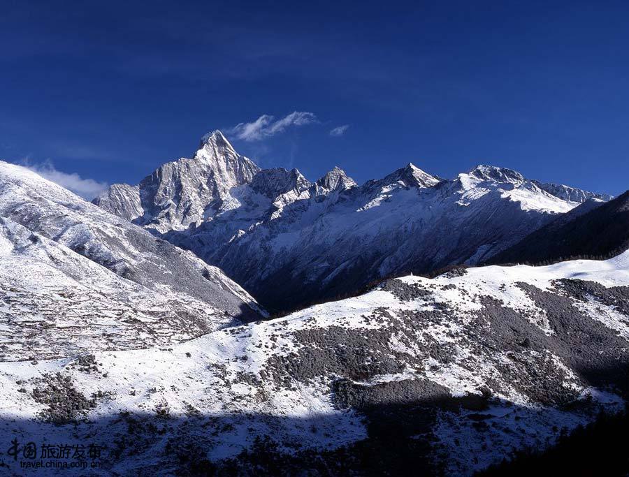 四川阿坝州美丽的雪景 黄灿灿的草原景色