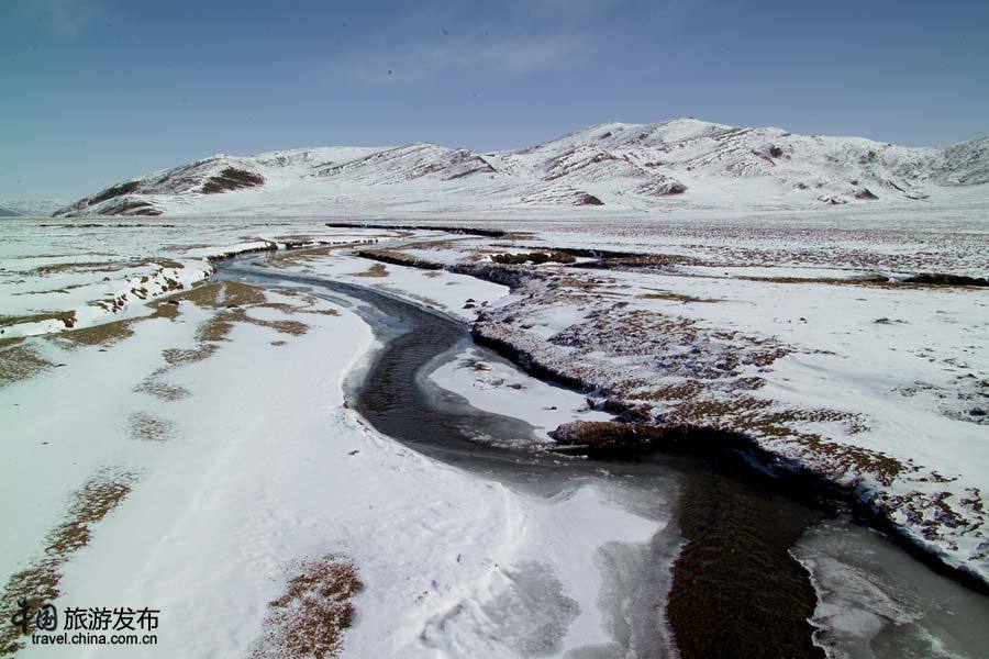 四川阿坝州美丽的雪景黄灿灿的草原景色