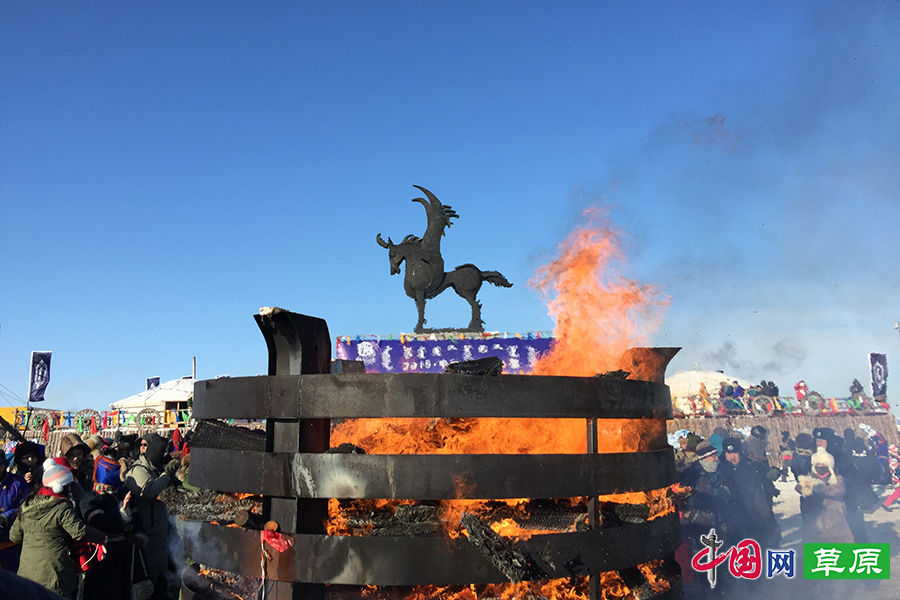  23日上午，“2015·中国冰雪那达慕暨巴尔虎草原祭火文化节”在呼伦贝尔市盛装开幕。