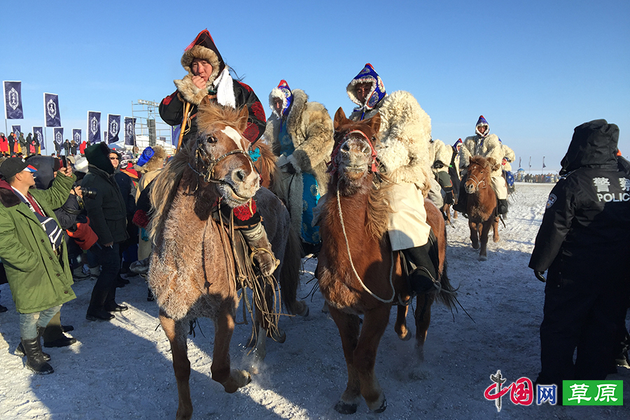  23日上午，“2015·中国冰雪那达慕暨巴尔虎草原祭火文化节”在呼伦贝尔市盛装开幕。摄影/许允兵