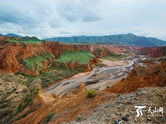 鸟瞰新疆努尔加大峡谷