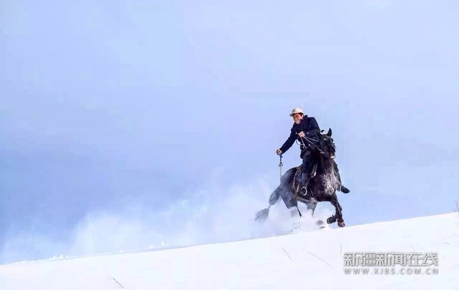 新疆伊犁牧民在雪中策马奔腾