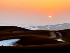 雪季里的沙漠落日余晖