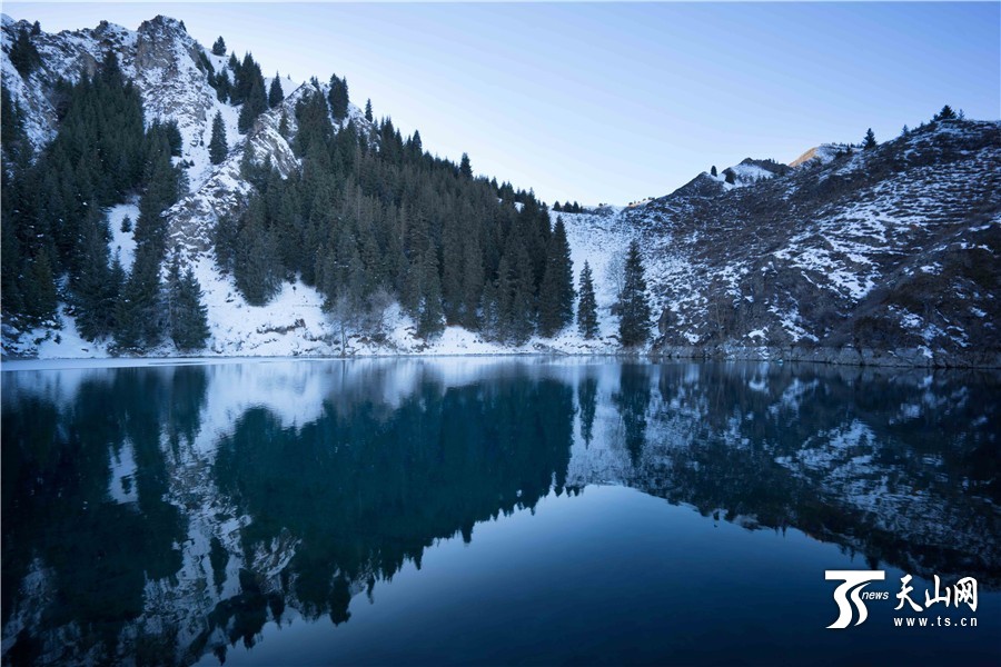 雪下新疆天山天池风景美如画