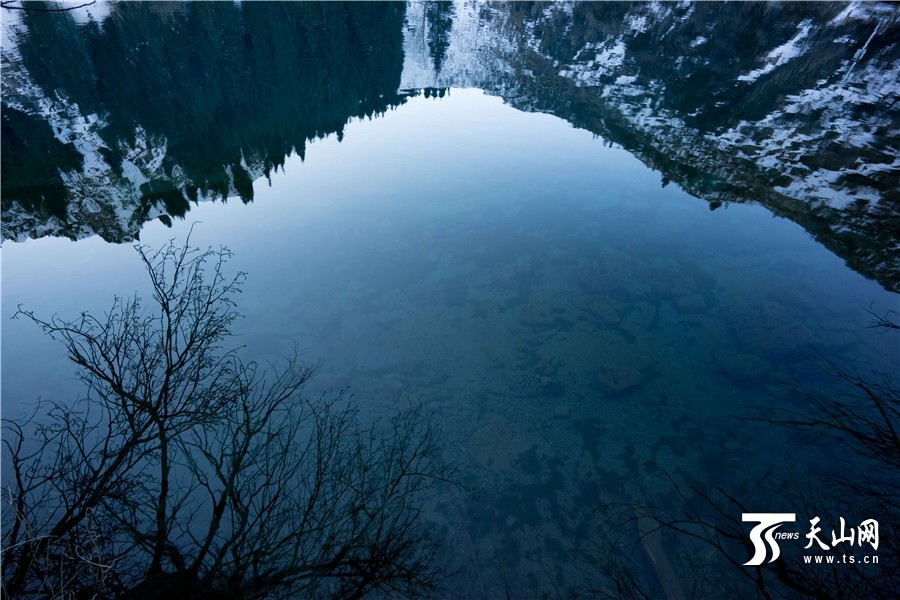 雪下新疆天山天池風景美如畫