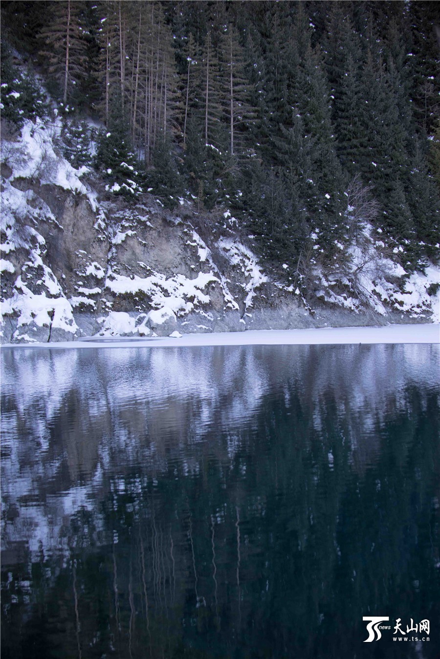 雪下新疆天山天池風景美如畫