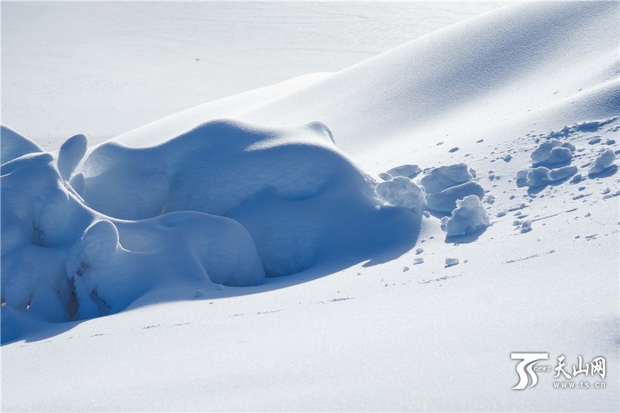 雪下新疆天山天池風景美如畫