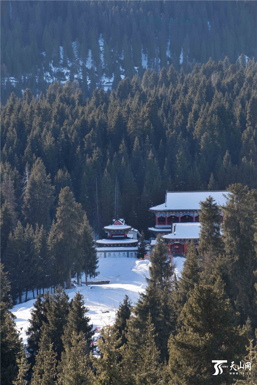 雪下新疆天山天池風景美如畫