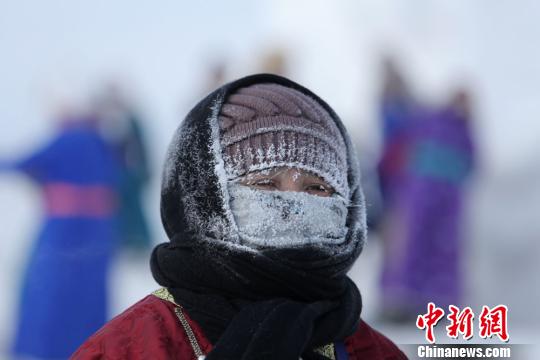 图为前来参加冰雪那达慕的牧民，零下三十多度的低温将口罩都“染成”白色。　白嘎利 摄