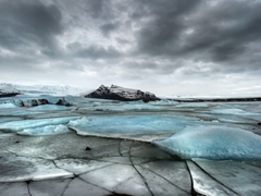 黑火山灰沙滩遍布“钻石冰块” 摄影师定格冰川湖庄严美景