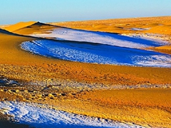 幾多殘雪伴大漠