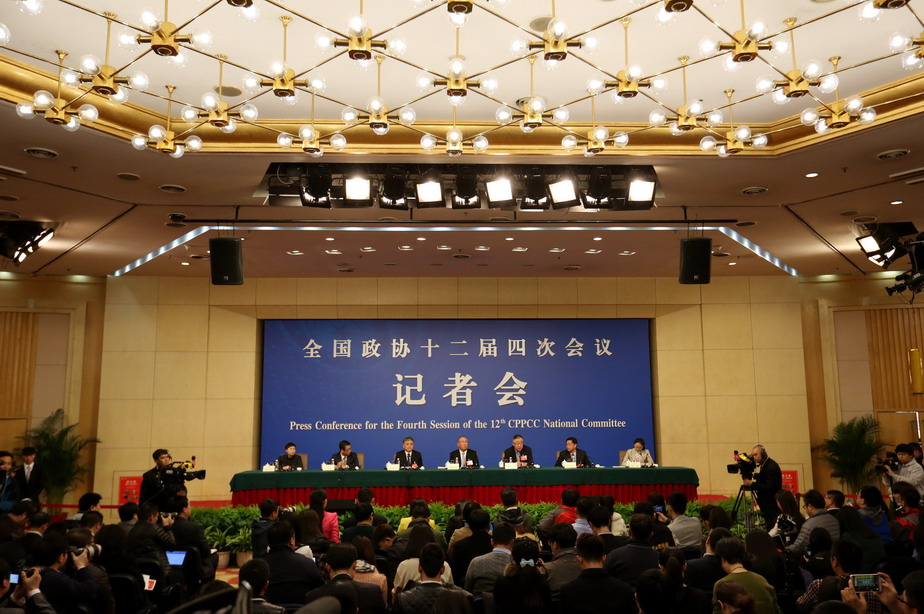 3月7日，全国政协十二届四次会议在北京梅地亚两会新闻中心召开记者会，邀请全国政协委员解振华、秦大河、吴晓青、胡存智、白岩松就全面节约和高效利用资源，推动低碳循环发展，加大环境整治力度特别是大气、水和土壤污染防治，加强生态保护和修复，有序有度利用自然，促进生态环境质量总体改善等回答记者提问。 新华社记者金立旺摄