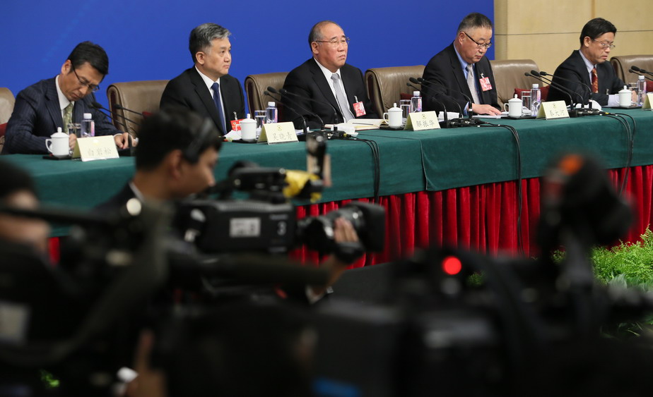 3月7日，全国政协十二届四次会议在北京梅地亚两会新闻中心召开记者会，邀请全国政协委员解振华、秦大河、吴晓青、胡存智、白岩松就全面节约和高效利用资源，推动低碳循环发展，加大环境整治力度特别是大气、水和土壤污染防治，加强生态保护和修复，有序有度利用自然，促进生态环境质量总体改善等回答记者提问。 新华社记者陈君清摄