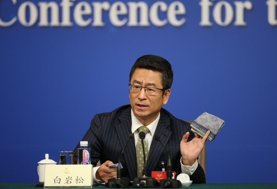 这是白岩松委员在回答记者提问。新华社记者金立旺摄
