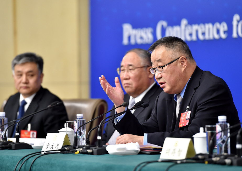 这是秦大河委员在回答记者提问。新华社记者李鑫摄